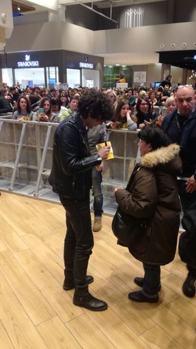 Grande successo per Ermal Meta a Mondojuve: in 1500 per il firmacopie Grande successo per Ermal Meta a Mondojuve: in 1500 per il firmacopie