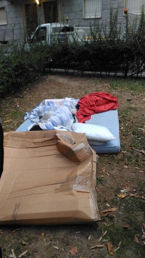 I vigili urbani ripuliscono l'aiuola Natalia Ginzburg dagli accampamenti di alcuni stranieri