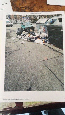 Disagi in piazza Bottesini: i contenitori dei rifiuti straripano e congestionano il traffico