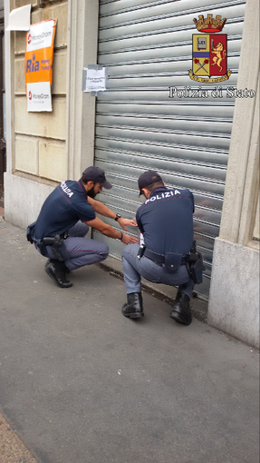 Controlli antiterrorismo a Torino, la Polizia sequestra tre negozi