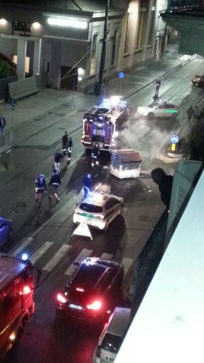 Aurora, in fiamme alcuni cassonetti davanti alla sede della Lavazza Aurora, in fiamme alcuni cassonetti davanti alla sede della Lavazza