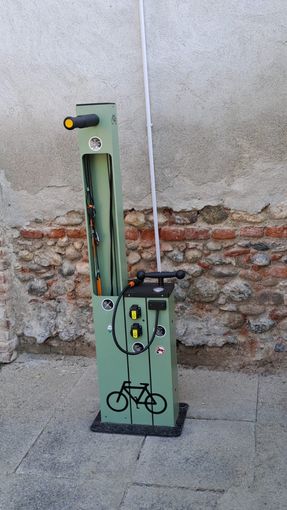 Gurgliasco, nel parco naturale Le Serre una colonnina per la carica e la manutenzione di bici e monopattini elettrici Gurgliasco, nel parco naturale Le Serre una colonnina per la carica e la manutenzione di bici e monopattini elettrici