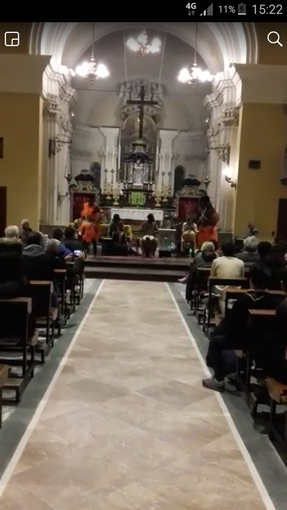 None, i balli senegalesi in chiesa per beneficenza scatenano la polemica sui social