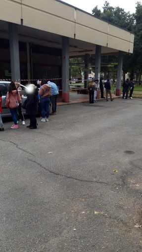 In via Plava tre ore di attesa al freddo per un tampone: ma a Torino Nord arriva il nuovo hotspot [FOTO E VIDEO]