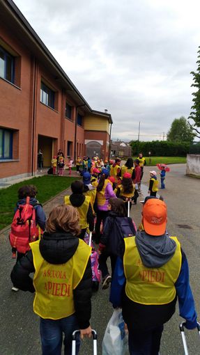 A Rivalta si va a scuola con il pedibus A Rivalta si va a scuola con il pedibus