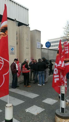 Pulizie industriali a Mirafiori: anche oggi i dipendenti manifestano fuori dai cancelli Pulizie industriali a Mirafiori: anche oggi i dipendenti manifestano fuori dai cancelli