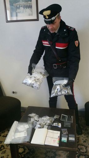 Droga nascosta nel doppiofondo dei contenitori per la raccolta differenziata Droga nascosta nel doppiofondo dei contenitori per la raccolta differenziata