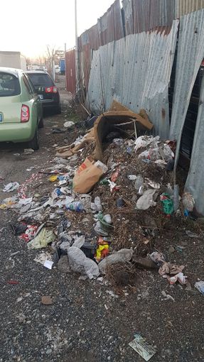 rifiuti in via reiss romoli