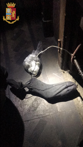 Droga nascosta nella canna fumaria di un edificio di corso Vercelli Droga nascosta nella canna fumaria di un edificio di corso Vercelli