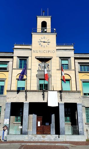 Lo striscione esposto sul municipio di Venaria Lo striscione esposto sul municipio di Venaria