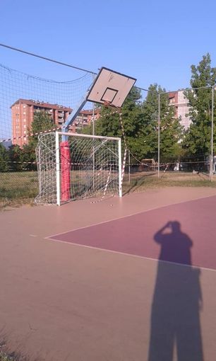 Canestro distrutto dai vandali