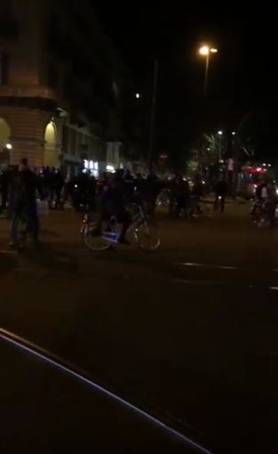 Torino, tensioni tra ciclisti e polizia alla critical mass: 15 persone in Questura Torino, tensioni tra ciclisti e polizia alla critical mass: 15 persone in Questura