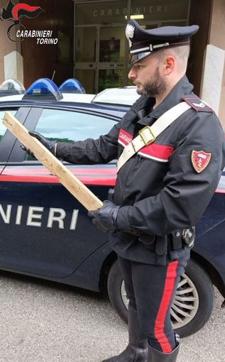 carabinieri con asse di legno in mano carabinieri con asse di legno in mano