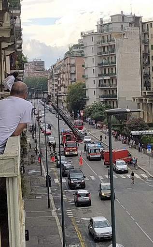 Paura in via Cialdini, chiusa la strada: sul posto vigili del fuoco e ambulanza