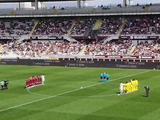 I giocatori raccolti a centrocampo per il minuto di silenzio