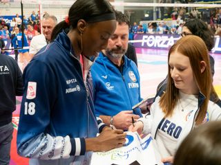 Egonu firma autografi (foto di Christian Bosio)