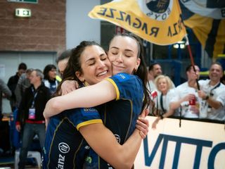 D'Odorico e Akrari si abbracciano a fine partita (foto di Christian Bosio)