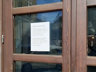 Il cartello sulla porta dell'ambulatorio dei medici di base