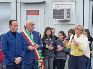 Da sinistra Cirio, Costelli e la dirigente scolastica Ilaria Delle Grottaglie