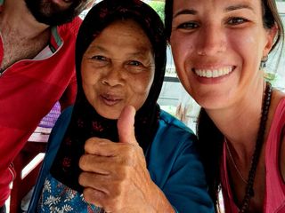 Jessica Mellica e Salvatore Sette con una cuoca di Gado-Gado, contorno tipico indonesiano con verdure e salsa di arachidi