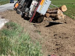 Il camion fuori strada tra Pancalieri e Vigone Il camion fuori strada tra Pancalieri e Vigone