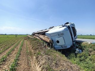Il camion fuori strada tra Pancalieri e Vigone Il camion fuori strada tra Pancalieri e Vigone