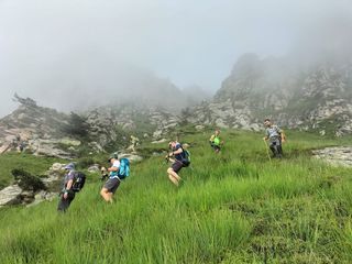 La salita della marcia alpina al Monte Bocciarda (foto di Massimo Bosco)