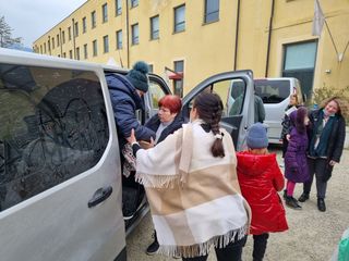L'arrivo in hotel a Pinerolo delle bimbe ucraine