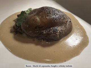 Mochi di capasanta, funghi e whisky torbato