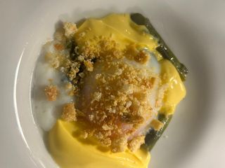 Asparago alla brace con uovo poché e zabaione salato