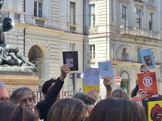 Flash mob dei librai davanti al Comune di Torino