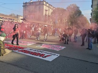 Fumogeni e striscioni in piazza a Torino