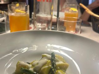 Gnocchi con crema di asparagi e aglione