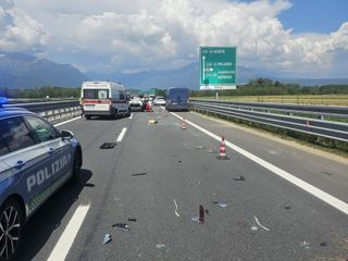 Brutto incidente sull'autostrada A5: auto si ribalta Brutto incidente sull'autostrada A5: auto si ribalta
