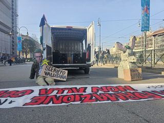 Manifestazione nel centro di Torino contro la guerra