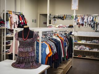 Con Progetto Abito un aiuto a chi non può permettersi di comprare un vestito