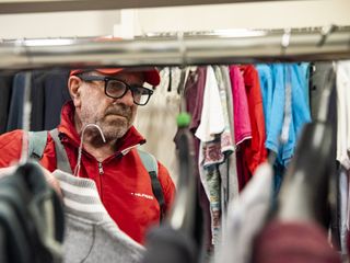 Con Progetto Abito un aiuto a chi non può permettersi di comprare un vestito
