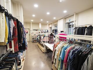 Con Progetto Abito un aiuto a chi non può permettersi di comprare un vestito