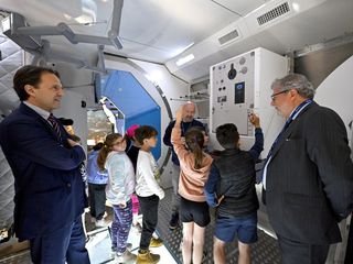 L'astronauta Luca Parmitano in visita a Thales Alenia Space