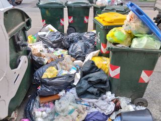 Rifiuti abbandonati tra i bidoni della raccolta differenziata