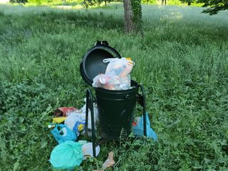 Immondizia e rimasugli nei parchi dopo il Primo Maggio