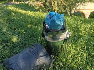 Immondizia e rimasugli nei parchi dopo il Primo Maggio