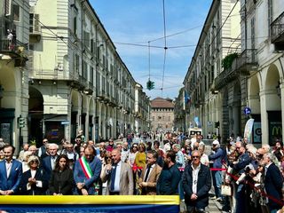 Taglio del nastro della &quot;rinnovata&quot; via Po con le autorità e i rappresentanti delle istituzioni (foto: Confesercenti Torino)