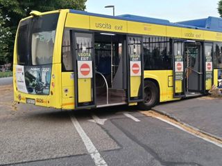Autobus della linea 43 finisce contro un cancello