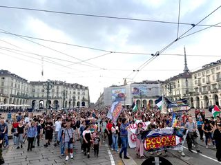 Il corteo giunto in Piazza Vittorio Veneto con migliaia di studenti, docenti e famiglie