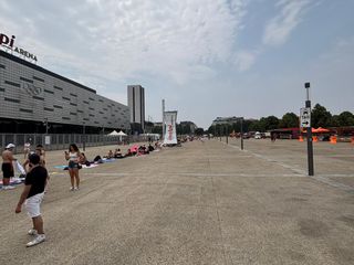 Già lunghe code per i fans in attesa del concerto di questa sera di Marracash