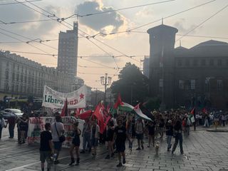 Manifestazione di solidarietà nella serata di ieri a Torino Manifestazione di solidarietà nella serata di ieri a Torino