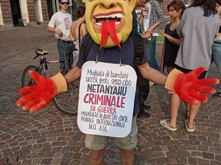 Manifestazione di solidarietà nella serata di ieri a Torino Manifestazione di solidarietà nella serata di ieri a Torino