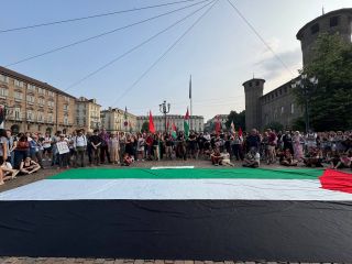 Manifestazione di solidarietà nella serata di ieri a Torino Manifestazione di solidarietà nella serata di ieri a Torino