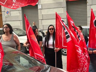 Protesta davanti alla sede Adecco di Torino